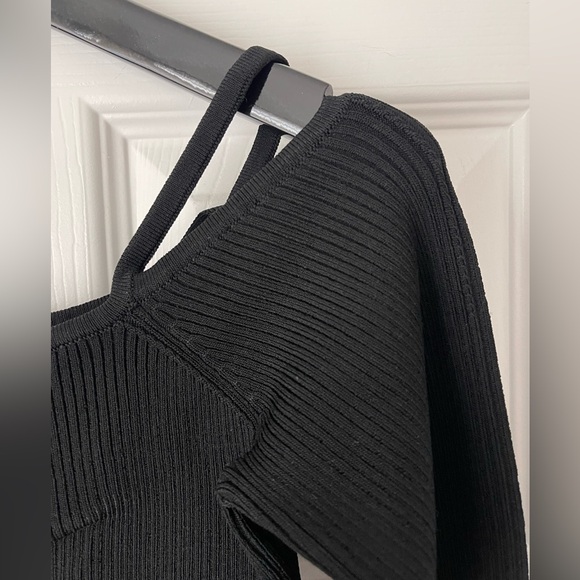 Body-con Off-shoulder Ribbed Top - Picture 3 of 8